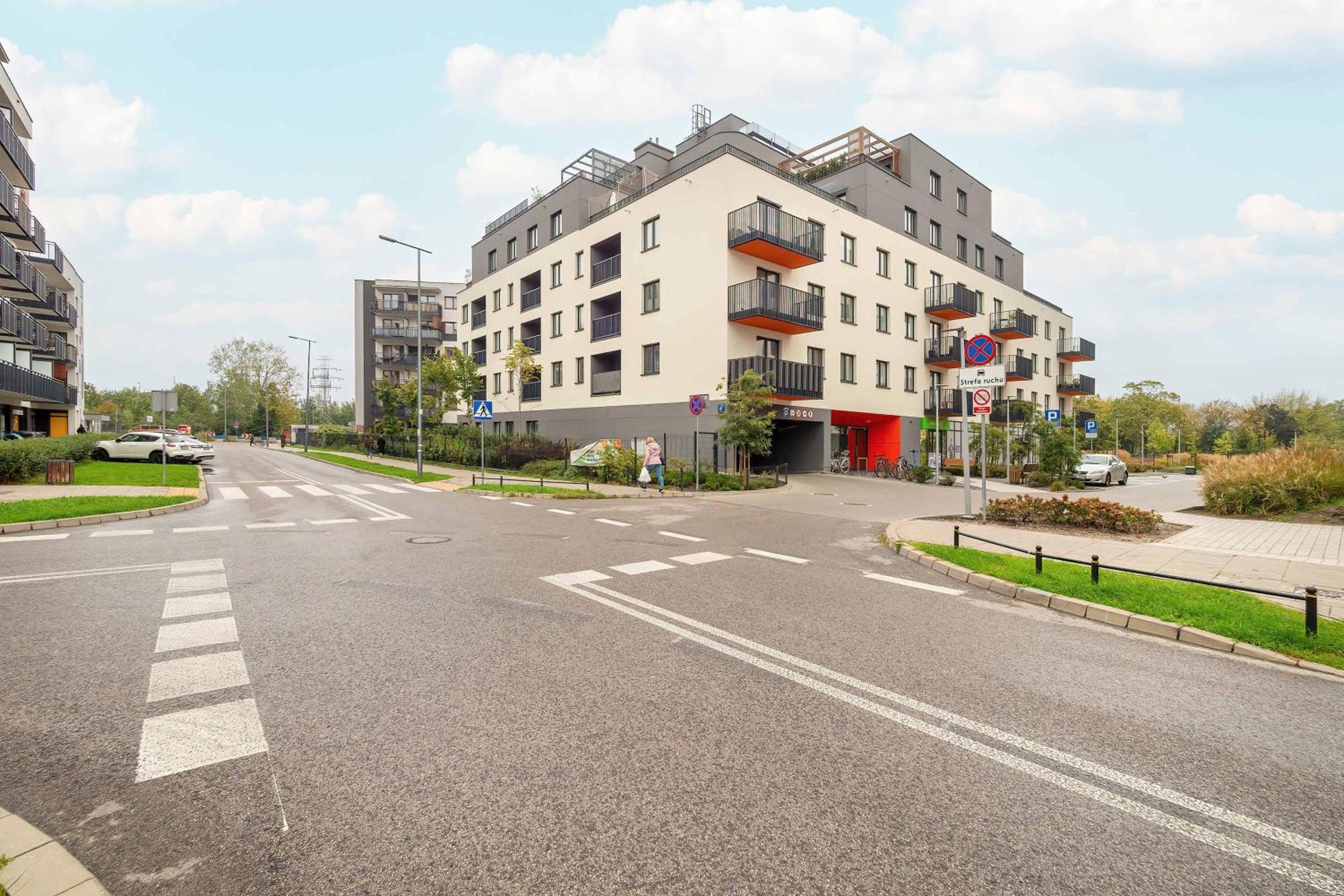 Stylish In With Parking, Bathtub, Balcony, And Desk By Renters Apartment *