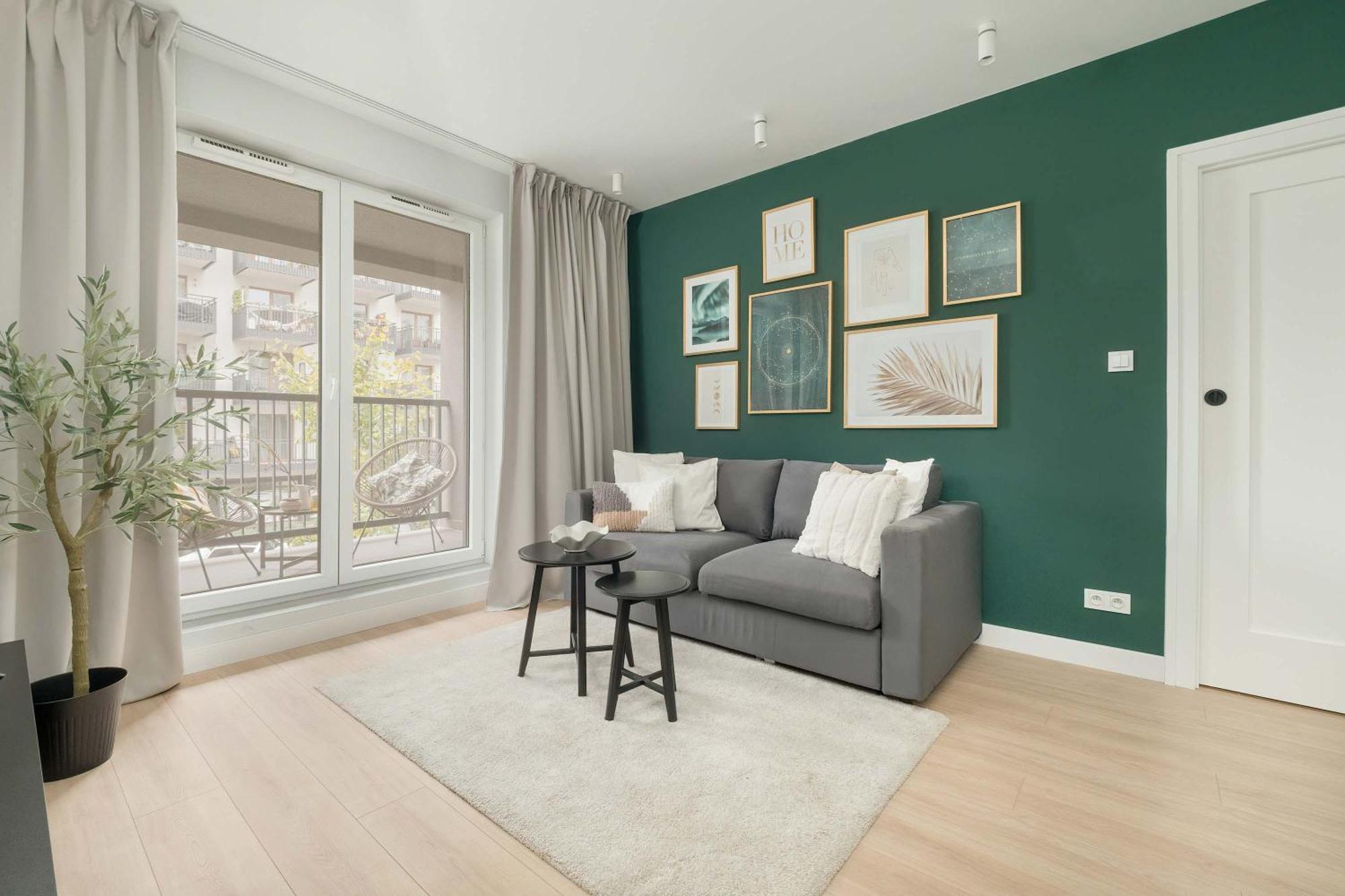 Stylish In With Parking, Bathtub, Balcony, And Desk By Renters *