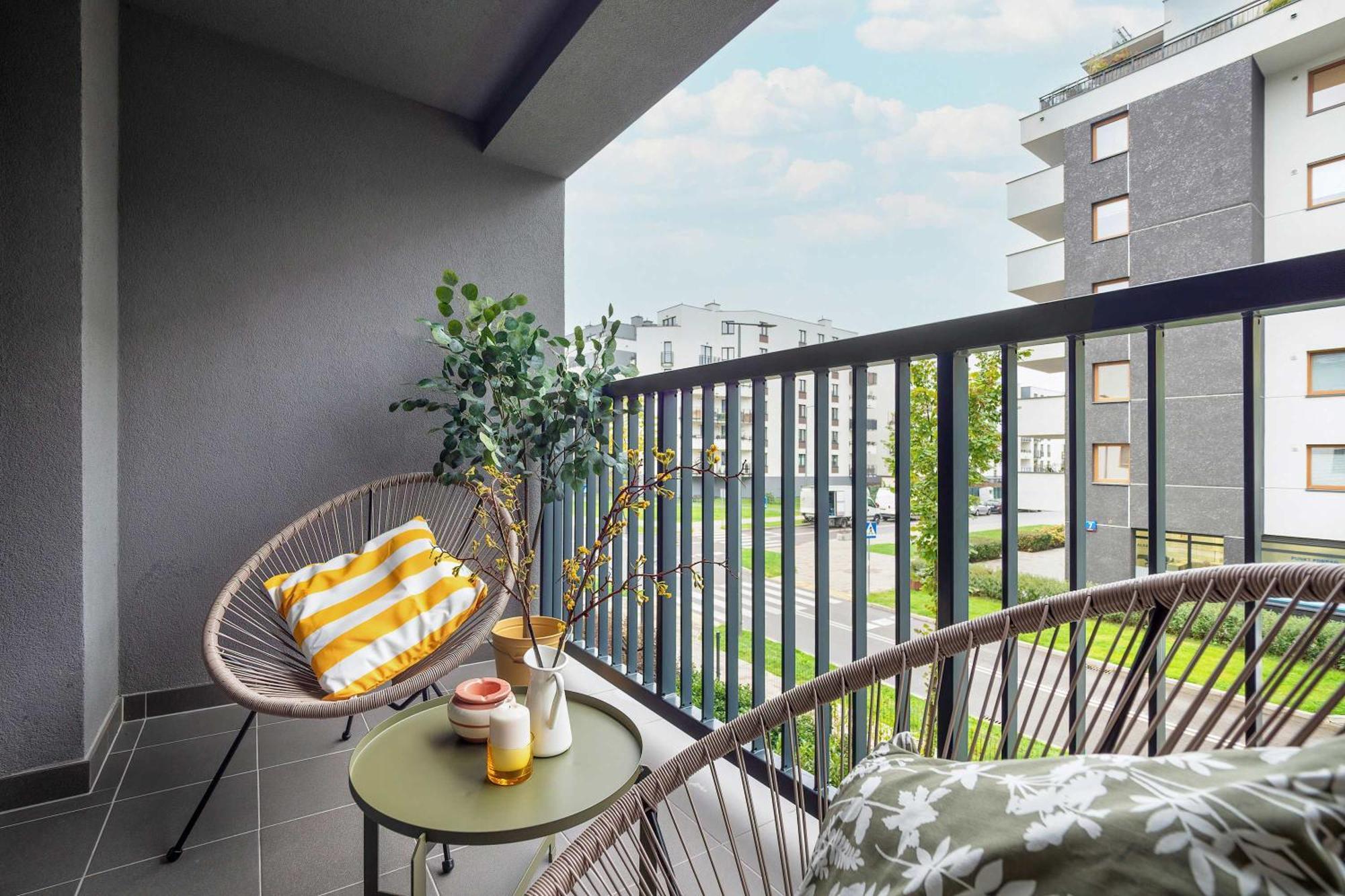 Apartment Stylish In With Parking, Bathtub, Balcony, And Desk By Renters