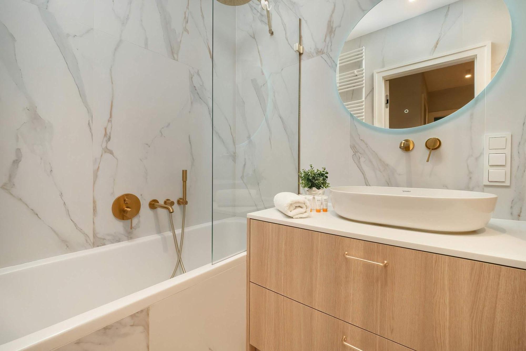 Stylish In With Parking, Bathtub, Balcony, And Desk By Renters Apartment Warsaw