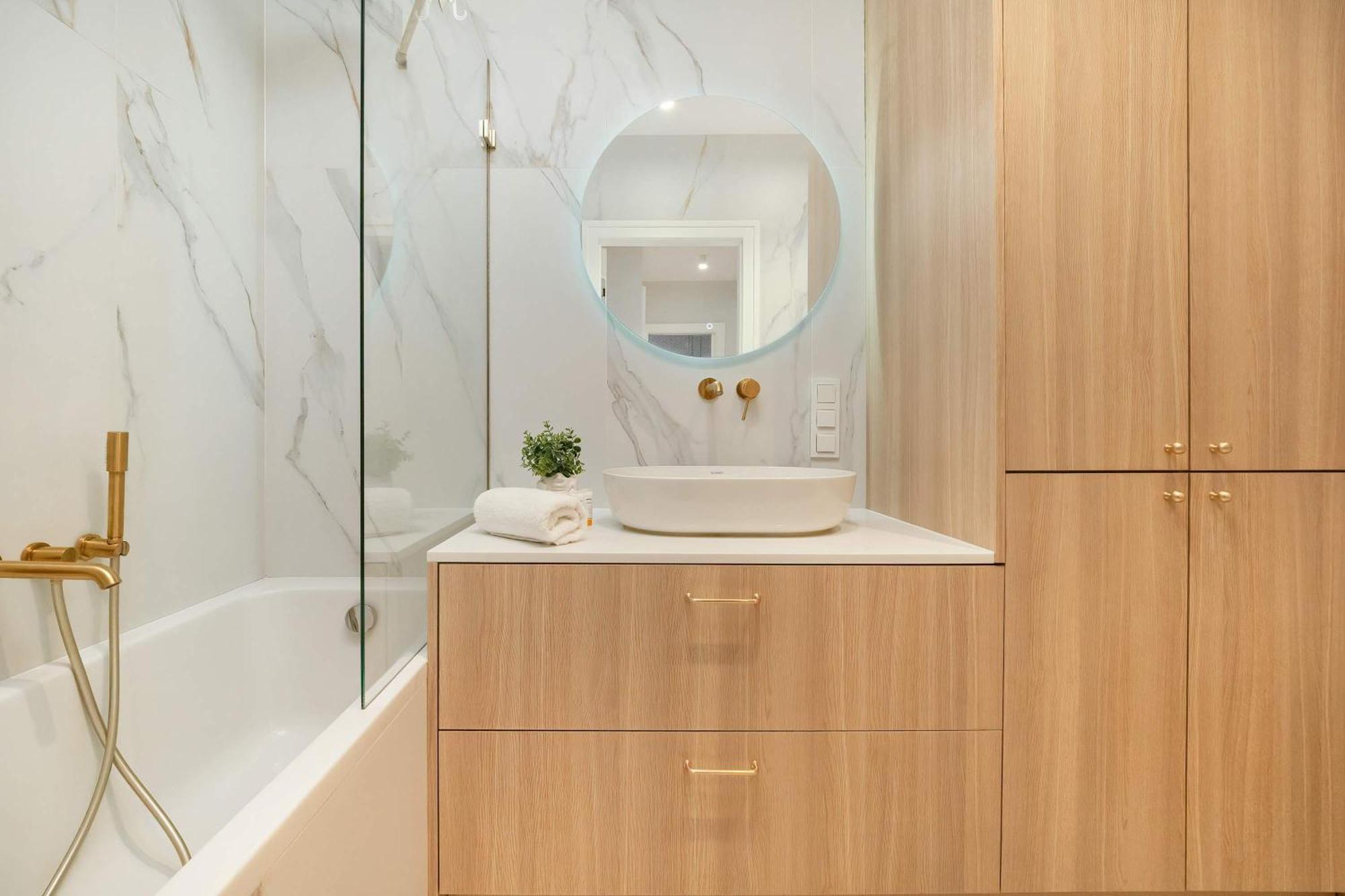 Stylish In With Parking, Bathtub, Balcony, And Desk By Renters Apartment *